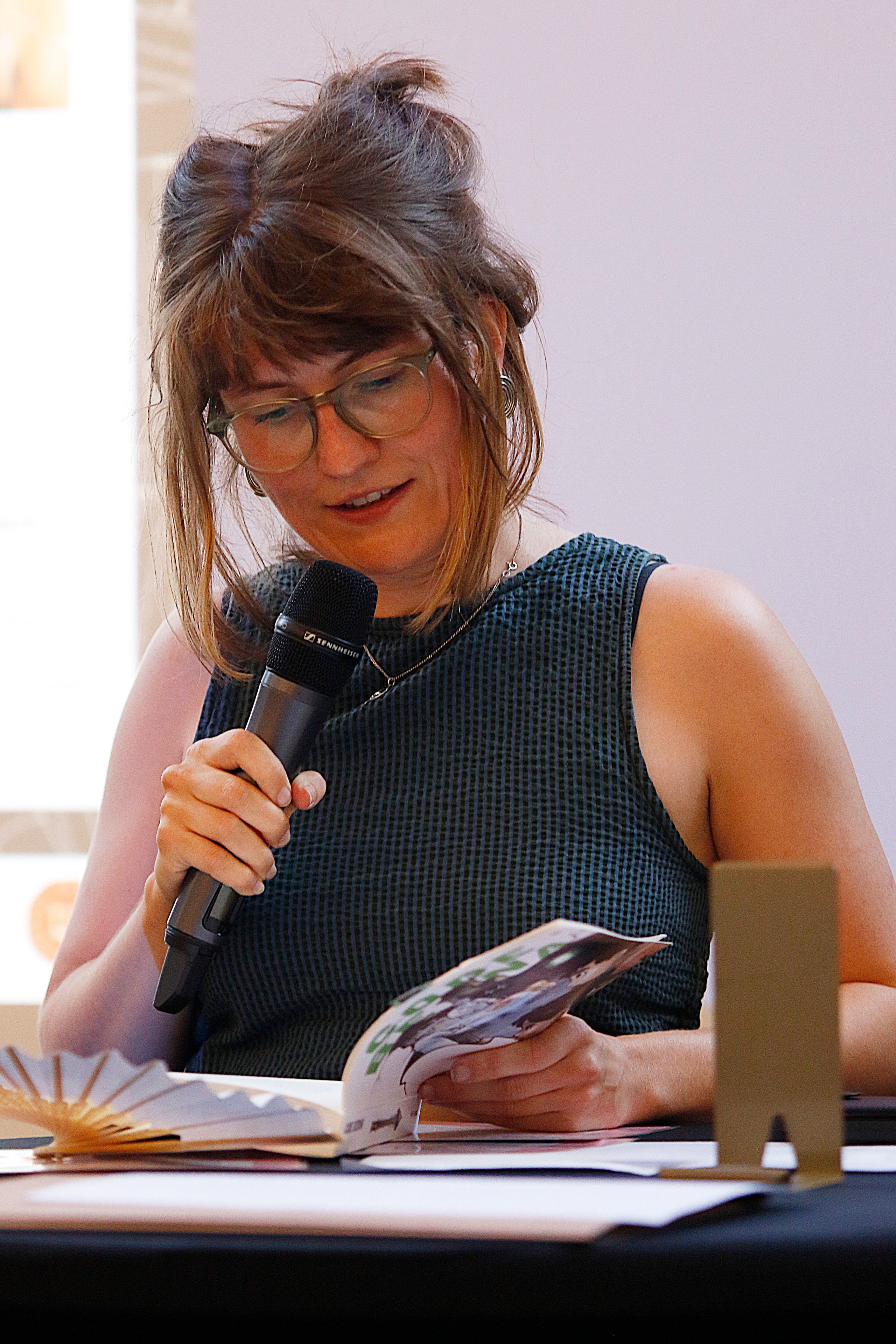 Bernadette, hoofdpersoon van Code Berna, opent de voorleessessies tijdens de presentatie